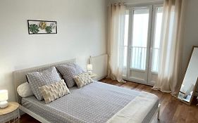 Bel Appartement Meyzieu Centre Proche Tramway